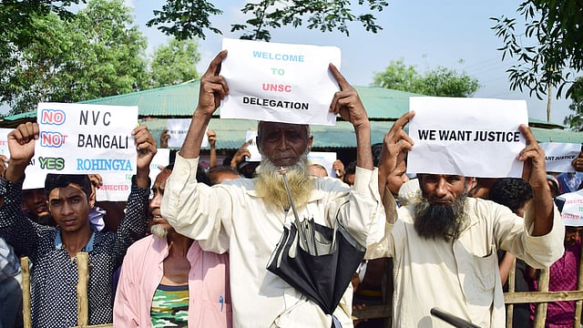 জাতিসংঘের প্রতিনিধিরা পরিদর্শনে আসার পর তাঁদের সামনে প্ল্যাকার্ড তুলে ধরেন কুতুপালং ক্যাম্পের রোহিঙ্গারা