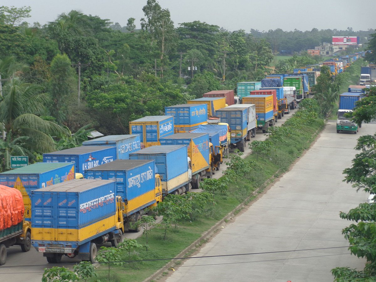মিরসরাইয়ের ঢাকা-চট্টগ্রাম মহাসড়কে আটকে আছে ঢাকাগামী গাড়ি। মিরসরাই পৌরবাজার, চট্টগ্রাম, ১০ মে। ছবি: ইকবাল হোসেন