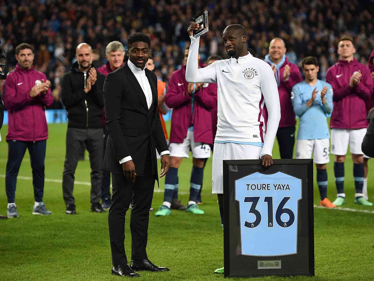 সিটির জার্সিতে শেষ ম্যাচটা খেলে ফেললেন তোরে। ম্যাচ শেষে ভাই কোলে তোরের সঙ্গে। ছবি: এএফপি