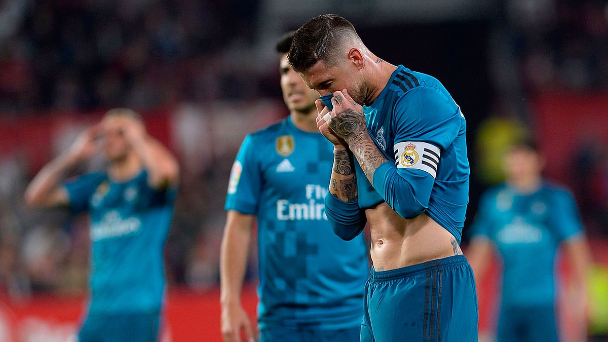 হতাশায় নিমজ্জিত রামোস। রিয়ালের হারে যে তাঁর অবদানই বেশি! ছবি: এএফপি