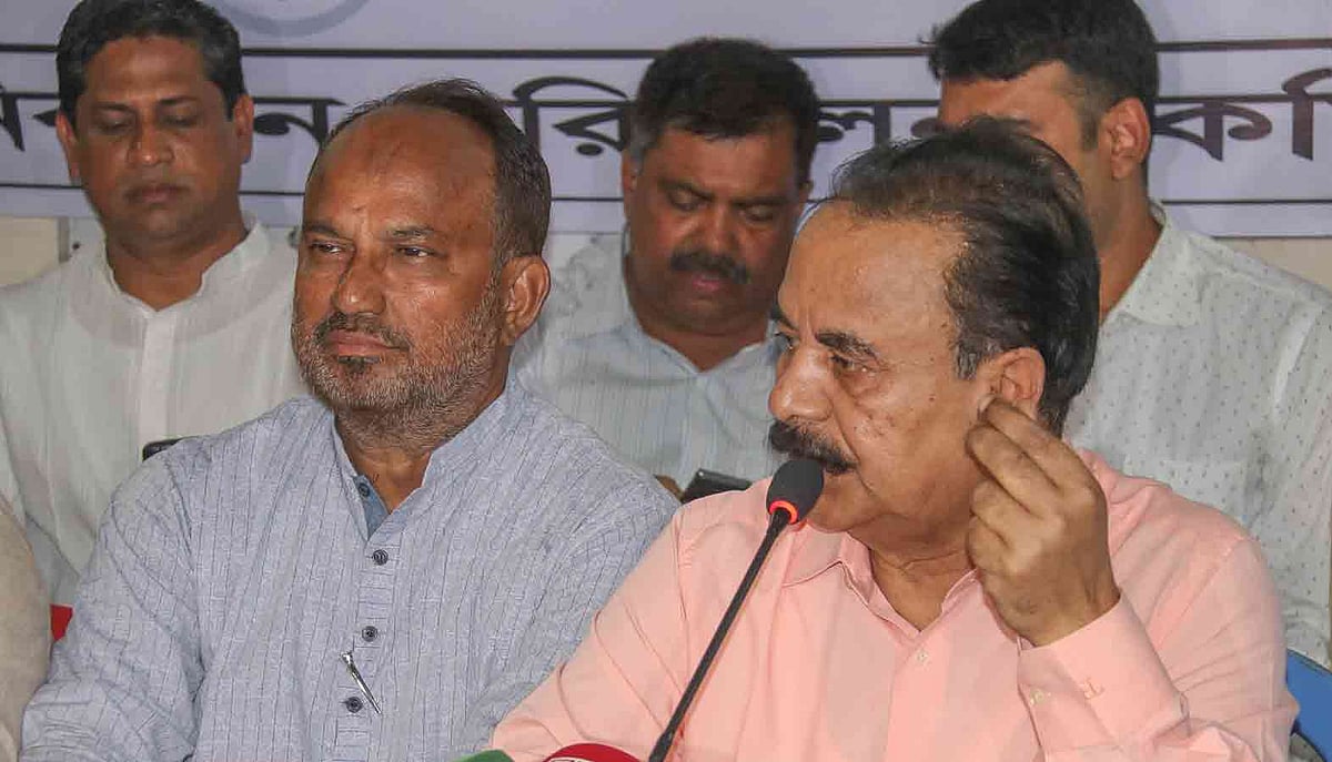 খুলনায় সংবাদ সম্মেলনে কথা বলছেন বিএনপির স্থায়ী কমিটির সদস্য গয়েশ্বর চন্দ্র রায়। ১০ মে, বিএনপি কার্যালয়, কে ডি ঘোষ সড়ক, খুলনা। ছবি: সাদ্দাম হোসেন