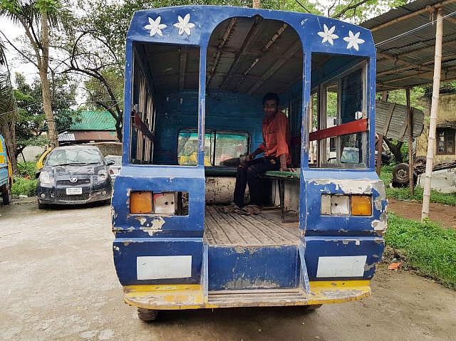 পুলিশের জব্দ করা গাড়িটি অক্ষত পড়ে আছে টঙ্গী থানায়। ৮ মে বিকেলে। ছবি: প্রথম আলো