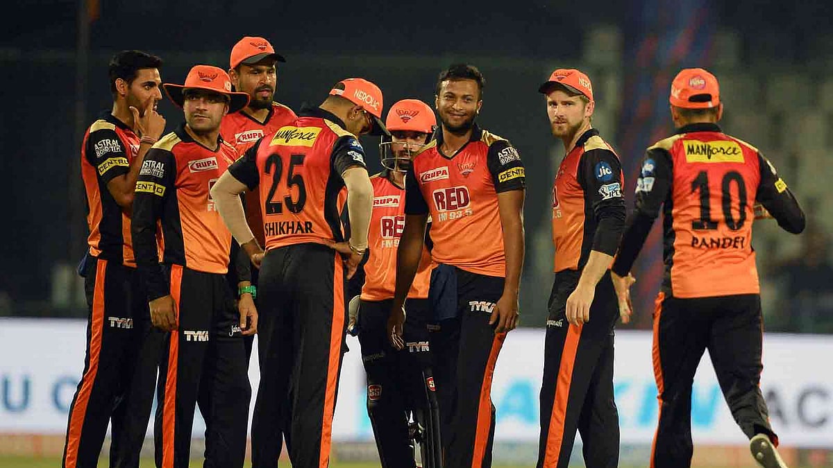 সাকিবকে নিয়ে দলের উল্লাস। ছবি: এএফপি