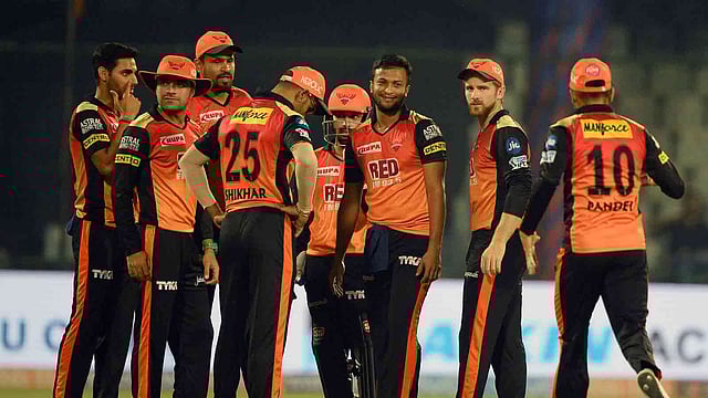 সাকিবকে নিয়ে দলের উল্লাস। ছবি: এএফপি