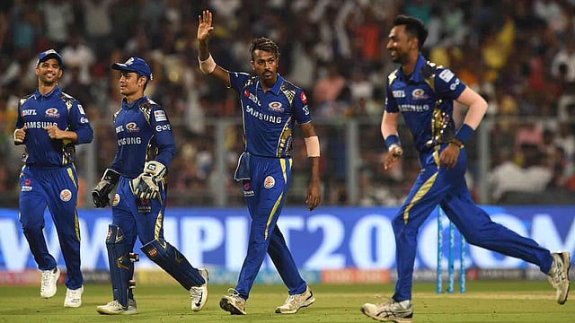 আরেকটি জয়ের উল্লাস। দেয়ালে পিঠ ঠেকে গেলে মুম্বাই ঘুরে দাঁড়াতে জানে। ছবি: এএফপি