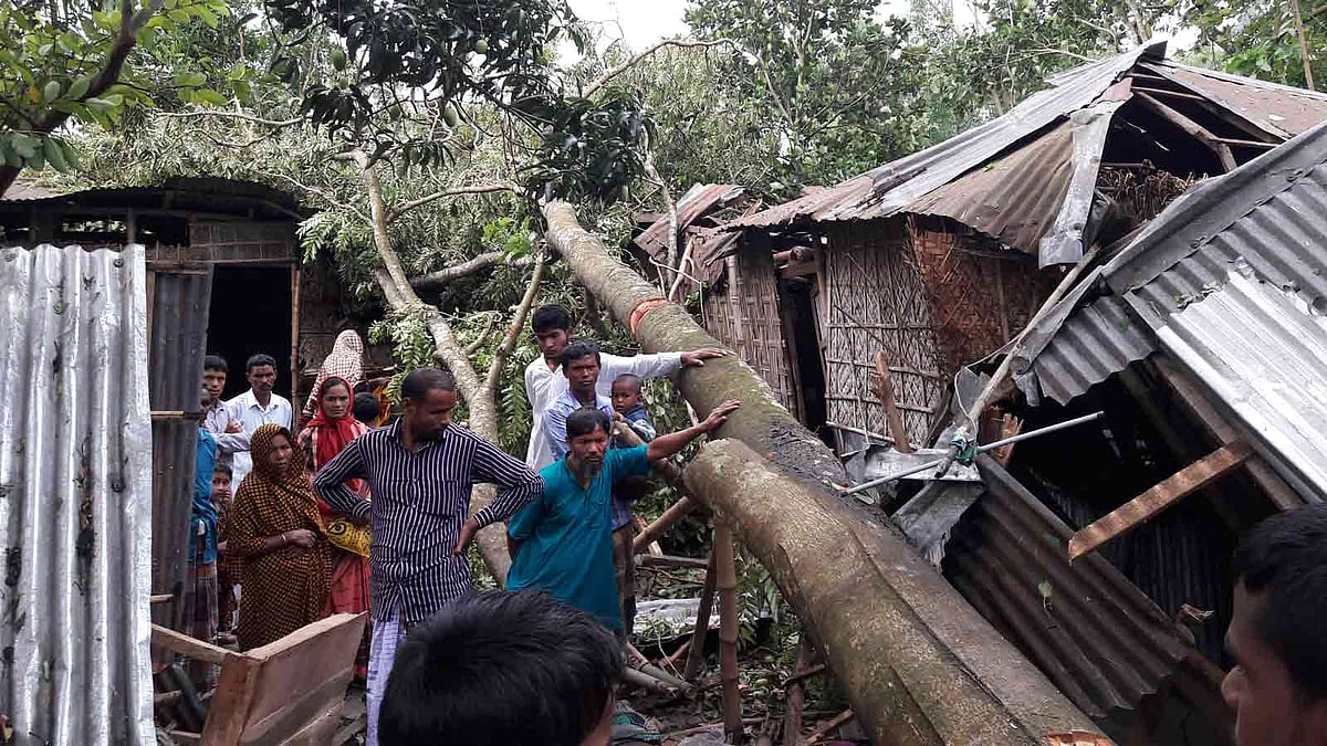 নীলফামারীর ডোমার ও জলঢাকা উপজেলায় গতকাল বৃহস্পতিবার রাত আটটার দিকে বয়ে যাওয়া কালবৈশাখীতে নিহত হয়েছে ৭ জন। ছবিটি জলঢাকা উপজেলার ধর্মপাল ইউনিয়নের খচিমাথা গ্রামের। ছবি: প্রথম আলো