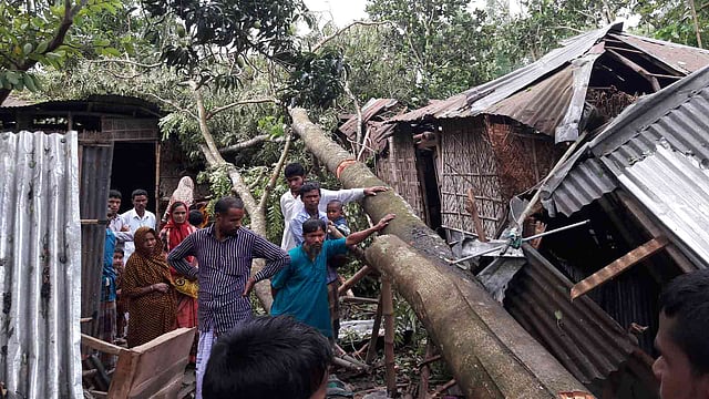 নীলফামারীর ডোমার ও জলঢাকা উপজেলায় গতকাল বৃহস্পতিবার রাত আটটার দিকে বয়ে যাওয়া কালবৈশাখীতে নিহত হয়েছে ৭ জন। ছবিটি জলঢাকা উপজেলার ধর্মপাল ইউনিয়নের খচিমাথা গ্রামের। ছবি: প্রথম আলো