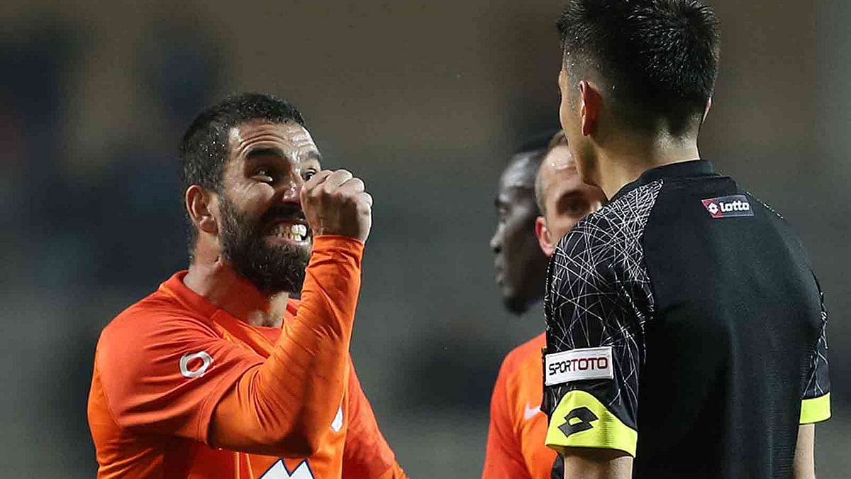 রেফারিকে শাসাচ্ছেন তুরান। ছবি: টুইটার