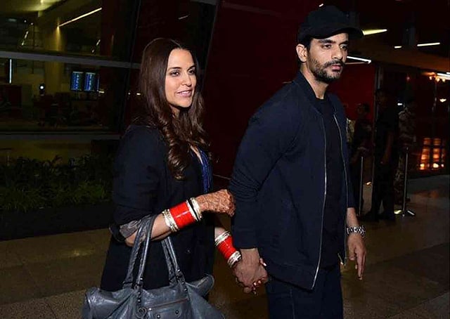 বিমানবন্দরে নেহা ধুপিয়া ও অঙ্গদ বেদি