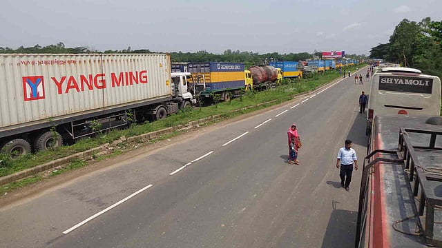 ফেনীর তাহেরপুর রেলক্রসিংয়ে সৃষ্টি হওয়া যানজট ছাড়েনি। মিরসরাই, ১১ মে। ছবি: ইকবাল হোসেন