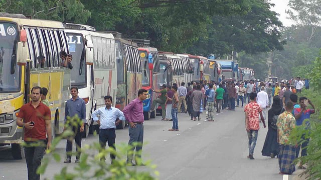 যানজটে বসে থাকতে থাকতে গাড়ি থেকে বের হয়ে রাস্তায় নেমে আসে যাত্রীরা। মিরসরাই, ১১ মে। ছবি: ইকবাল হোসেন