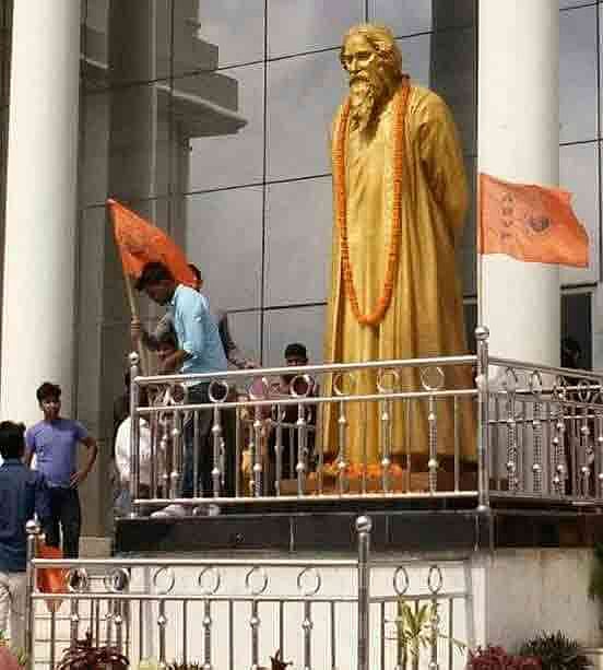 ত্রিপুরায় কবিগুরুর মর্মর মূর্তি বেদিতে অত্যুৎসাহী বিজেপি সমর্থকেরা উড়িয়েছেন গেরুয়া পতাকা। বুধবার আগরতলায়। ছবি: সংগৃহীত