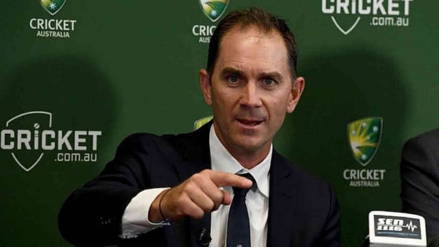 সংবাদ সম্মেলনে অস্ট্রেলিয়া কোচ জাস্টিন ল্যাঙ্গার। ছবি: এএফপি