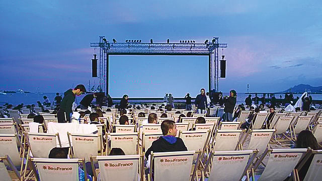 ‘লু সিনেমা দু লা প্লাজ’–এ ব্ল্যাক প্যান্থার ছবি দেখার অপেক্ষায় দর্শকেরা