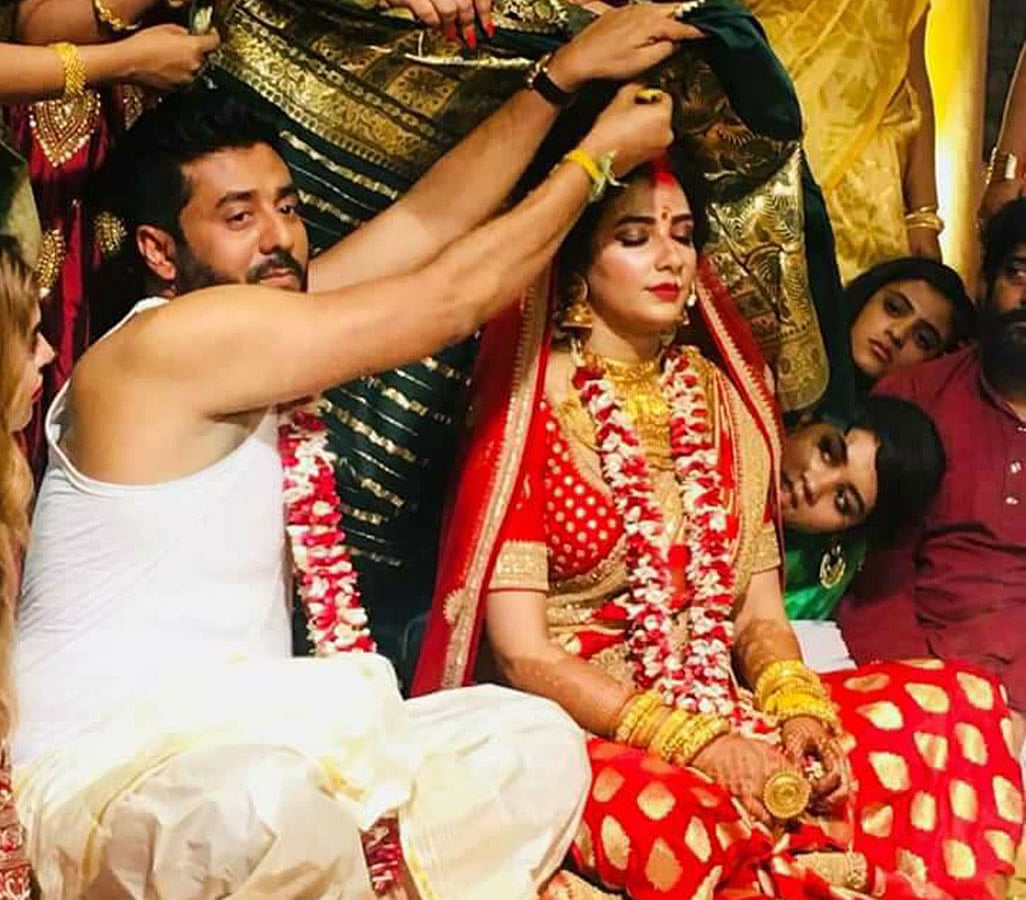 শুভশ্রীর সিঁথিতে সিঁদুর পরিয়ে দেন রাজ