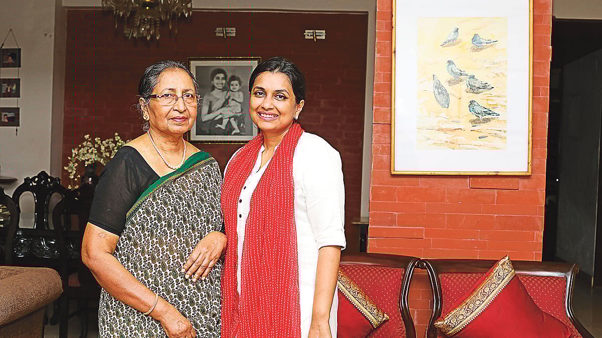 মা ও মেয়ে—নার্গিস মালেক ও মালিহা মালেক কাদির। ছবি: প্রথম আলো