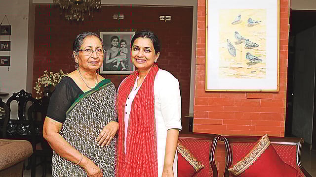 মা ও মেয়ে—নার্গিস মালেক ও মালিহা মালেক কাদির। ছবি: প্রথম আলো