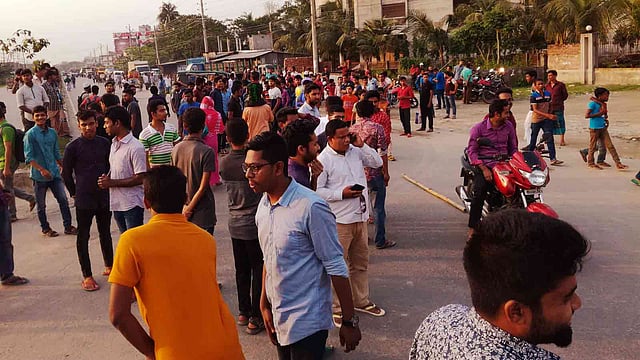 কবি কাজী নজরুল ইসলাম বিশ্ববিদ্যালয়ের শিক্ষার্থীদের ওপর হামলার প্রতিবাদে রাস্তায় আগুন জ্বালিয়ে ঢাকা-ময়মনসিংহ মহাসড়ক অবরোধ করা হয়। বিশ্ববিদ্যালয় গেট সংলগ্ন জিরো পয়েন্ট এলাকার চিত্র। ছবি: সংগৃহীত