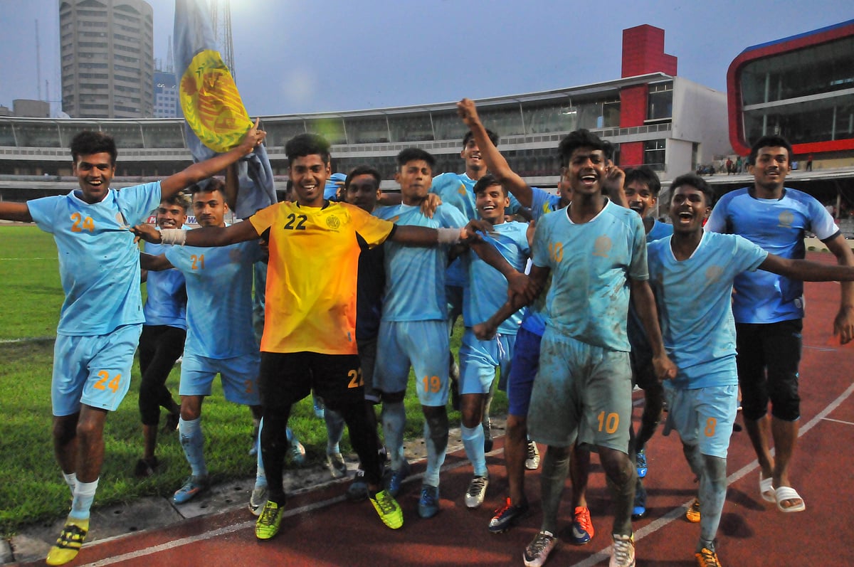 চ্যাম্পিয়ন আবাহনী দল। ছবি: বাফুফের সৌজন্যে