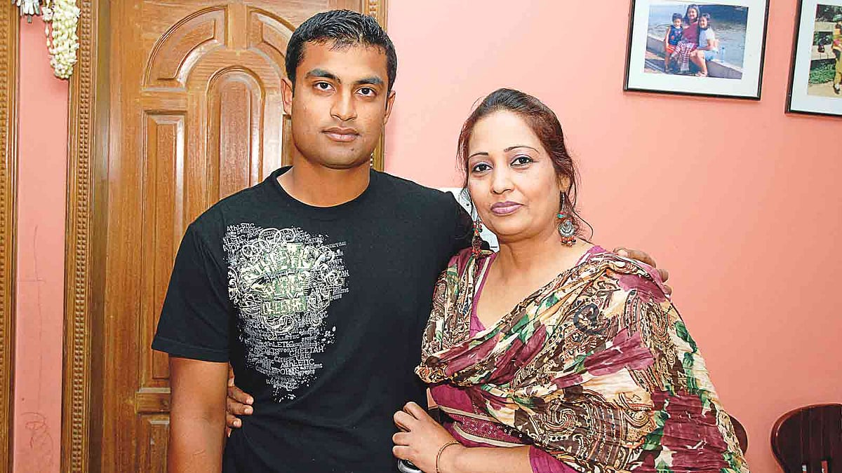 মা নুসরাত ইকবাল খানের সঙ্গে ছেলে তামিম ইকবাল। ছবি: প্রথম আলো