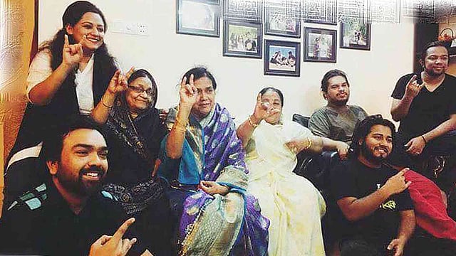 মায়েদের সঙ্গে চিরকুটের সদস্যরা
