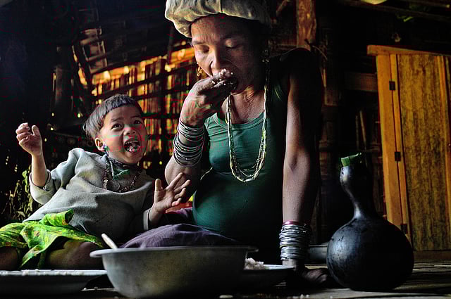 মা-মেয়ের ভোজন। বান্দরবান। ছবি: সুমন ইউসুফ