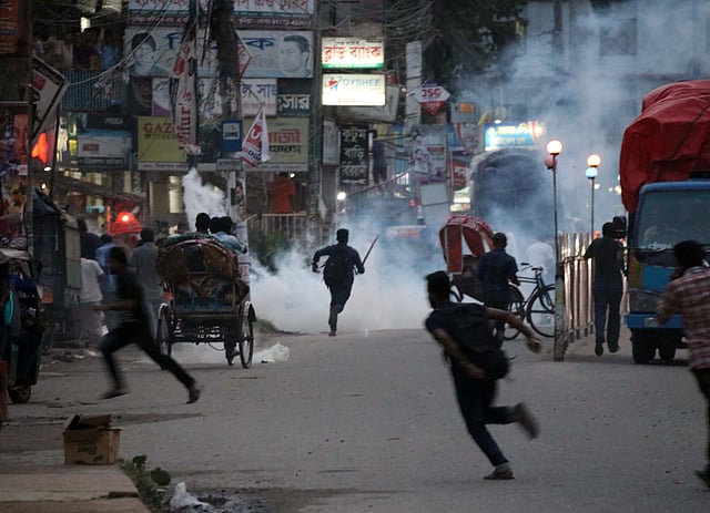 কুমিল্লা বিশ্ববিদ্যালয়ের শিক্ষার্থীদের বাসে হামলার ঘটনায় বিক্ষুব্ধ শিক্ষার্থীদের সঙ্গে ছাত্রলীগের নেতা–কর্মীদের পাল্টাপাল্টি ধাওয়া ও সংঘর্ষ হয়। পরিস্থিতি নিয়ন্ত্রণে কাঁদানে গ্যাসের শেল নিক্ষেপ করে পুলিশ। ১৩ মে, কুমিল্লা। ছবি: এমদাদুল হক