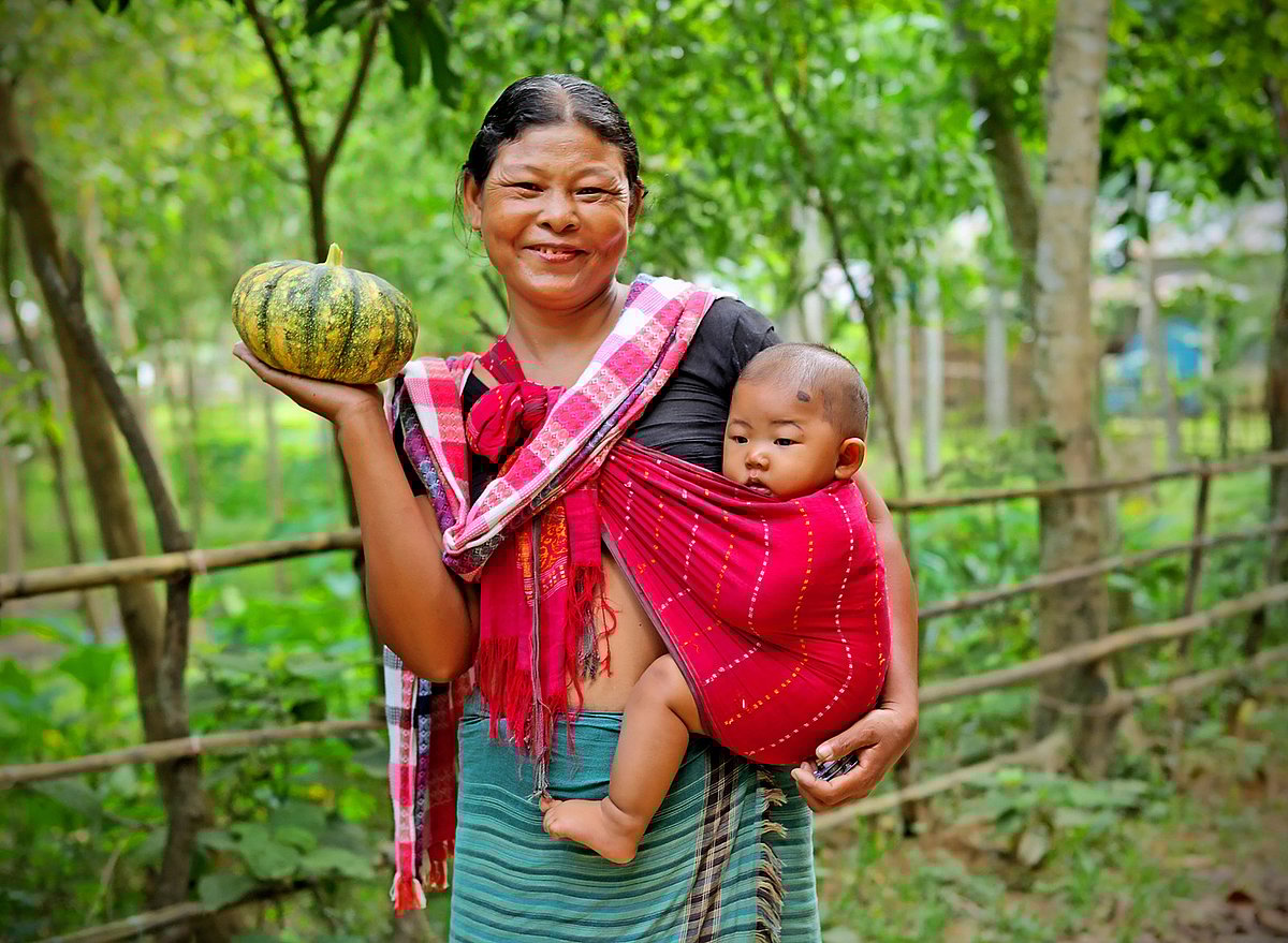 সন্তানকে সঙ্গে নিয়েই পাহাড়ি মা দৈনন্দিন কাজ করেন। জামালপুর। ছবি: সুমন ইউসুফ