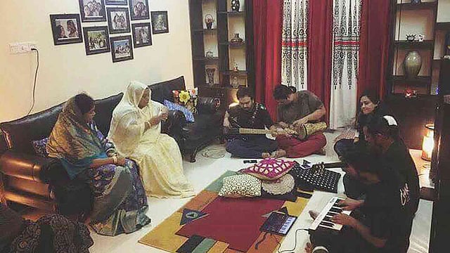 মায়েদের সঙ্গে চিরকুটের সদস্যরা