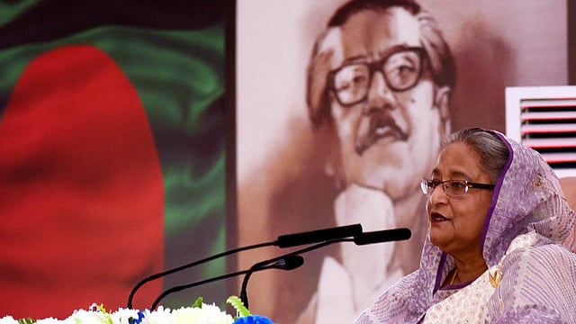 প্রধানমন্ত্রী শেখ হাসিনা রোববার দেশের বিভিন্ন সেনানিবাসে ২৭টি উন্নয়ন প্রকল্পের উদ্বোধন করেন। ছবি: বাসস
