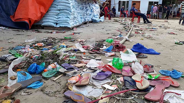 চট্টগ্রামের সাতকানিয়ায় একটি ইস্পাত কারখানার পক্ষ থেকে ইফতারসামগ্রী বিতরণের সময় হুড়োহুড়িতে পদদলিত হয়ে নয়জন নিহত হয়েছেন। ঘটনাস্থলে পড়ে আছে হতাহতদের স্যান্ডেল। চট্টগ্রাম, ১৪ মে। ছবি: সৌরভ দাশ