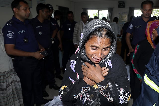 ইফতার সামগ্রী নিতে গিয়ে পিষ্ট হয়ে নিহত স্বজনের জন্য আহাজারি। সাতকানিয়া, চট্টগ্রাম, ১৪ মে। ছবি: সৌরভ দাশ