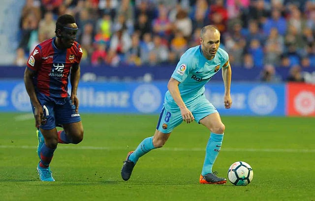 ক্যারিয়ারের প্রথম হ্যাটট্রিক করা বোয়েটাং আটকানোর চেষ্টা করছেন ইনিয়েস্তাকে। ছবি: রয়টার্স