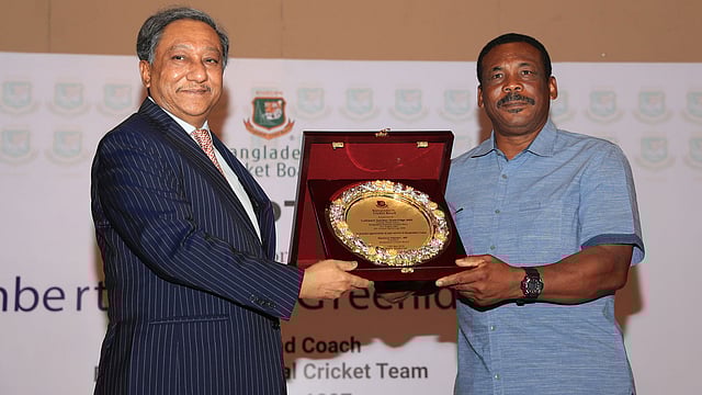 গ্রিনিজকে সম্মাননার স্মারক দিচ্ছেন বিসিবি সভাপতি নাজমুল হাসান। ছবি: প্রথম আলো