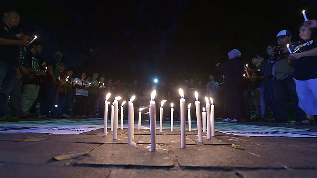 আত্মঘাতী হামলায় নিহতদের স্মরণে জাকার্তায় মোমবাতি জ্বালানো হয়। জাকার্তা, ১৪ মে। ছবি: এএফপি