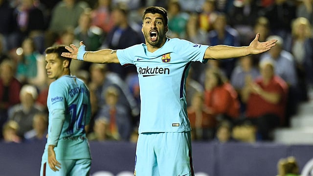 যেন বিশ্বাস হচ্ছে না সুয়ারেজের। ছবি: এএফপি