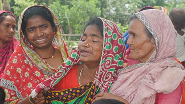 সিরাজগঞ্জের শাহজাদপুরে ট্রাক চাপায় নিহত বাউলশিল্পী হজরত আলীর স্বজনদের আহাজারি। ছবি: সংগৃহীত