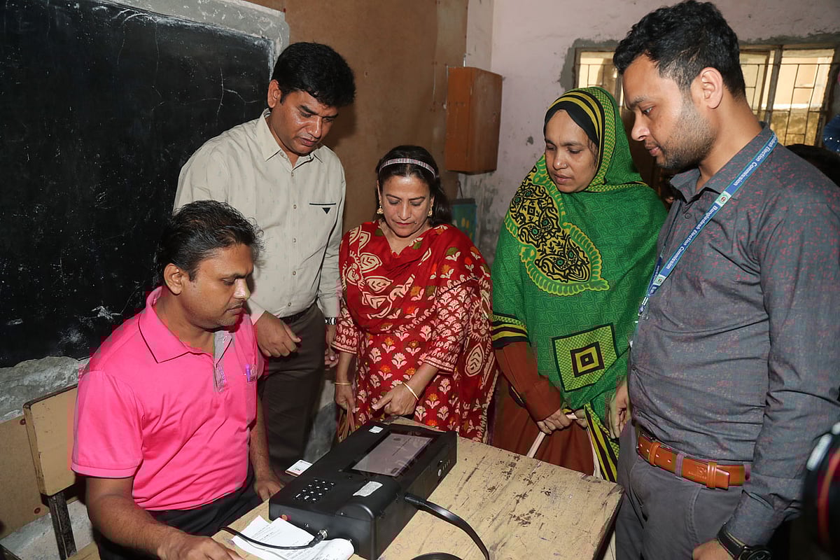খুলনার সোনাপোতা প্রাথমিক বিদ্যালয় কেন্দ্রে ইভিএমে মক ভোটের আয়োজন করা হয়। ২৪ নম্বর ওয়ার্ড, খুলনা সিটি, ১৪ মে। ছবি: সাজিদ হোসেন