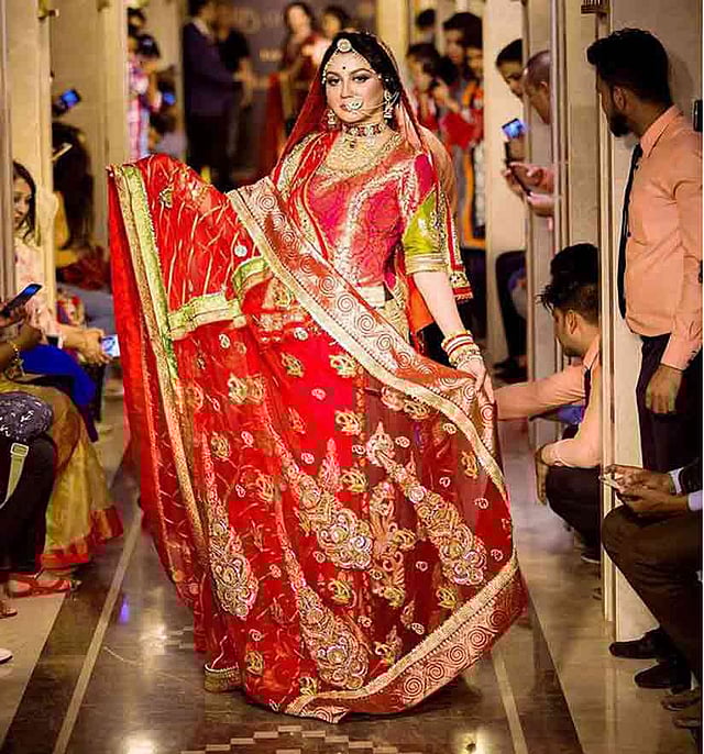 ৪০০ ফুট দৈর্ঘ্যের লেহেঙ্গা শাড়িতে জয়া আহসান