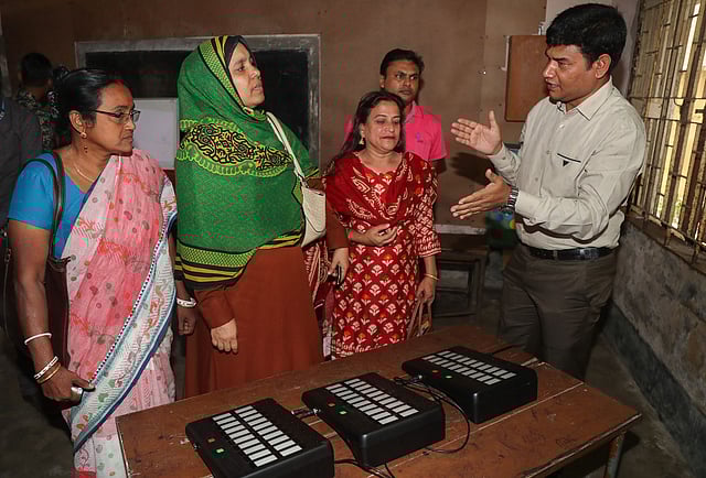 ভোট দেওয়া শেখাচ্ছেন এক নির্বাচন কর্মী। ২৪ নম্বর ওয়ার্ড, খুলনা সিটি, ১৪ মে। ছবি: সাজিদ হোসেন