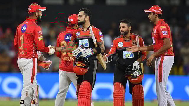 পাঞ্জাবকে ব্যাটে-বলে কোনো সুযোগ দেয়নি বেঙ্গালুরু। ছবি: এএফপি