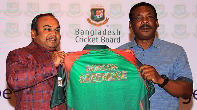 গর্ডন গ্রিনিজকে লাল-সবুজ জার্সি উপহার দিচ্ছেন বাংলাদেশের প্রথম টেস্ট অধিনায়ক নাঈমুর রহমান। ছবি: শামসুল হক