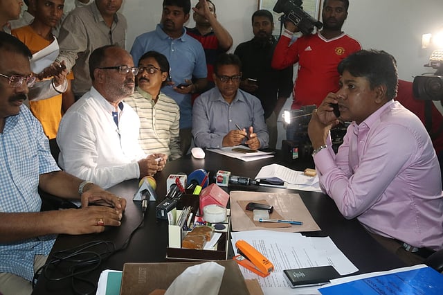 নির্বাচনের ১২ ঘণ্টা আগে নির্বাচন কমিশনে অভিযোগ করেন বিএনপির প্রার্থী নজরুল ইসলাম মঞ্জু। ছবি: সাদ্দাম হোসেন