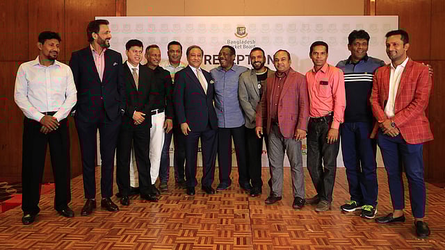 ১৯৯৭-৯৯ সালে তাঁর অধীনে যাঁরা খেলেছেন, তাঁদের সঙ্গে গ্রিনিজের একটা ছবি না থাকলে হয়! ছবি: প্রথম আলো