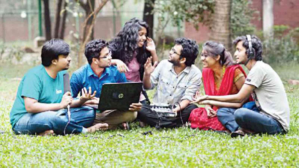 বুয়েট ক্যাম্পাসে কিছু শিক্ষার্থী। বিভিন্ন স্কলারশিপ প্রোগ্রামে বুয়েটের শিক্ষার্থীদের অনেক সুযোগ-সুবিধা রয়েছে। ছবি: তানভীর তমাল