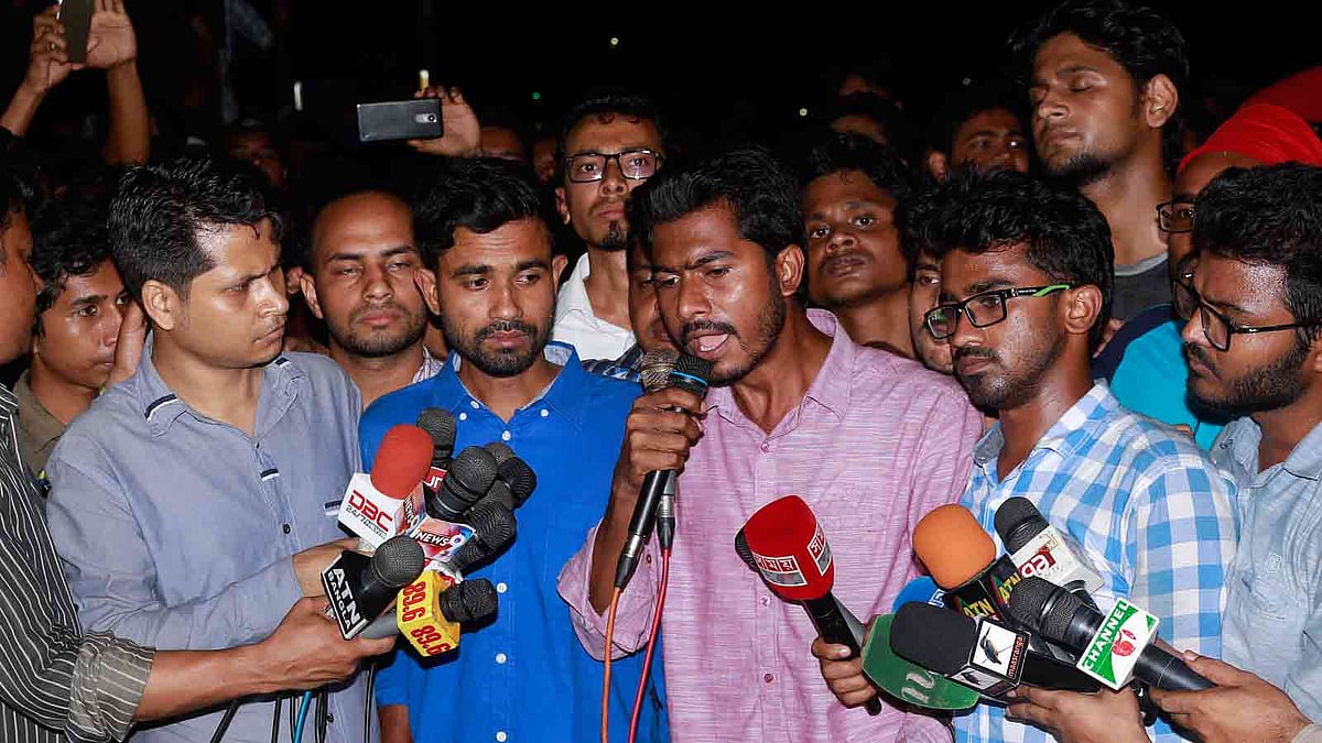 সোমবার সন্ধ্যায় সড়ক অবরোধ কর্মসূচি স্থগিত ঘোষণা করে সাধারণ ছাত্র অধিকার সংরক্ষণ পরিষদ। ছবি: প্রথম আলো