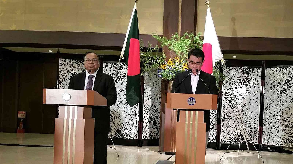 টোকিওতে সংবাদ ব্রিফিংয়ে বাংলাদেশের পররাষ্ট্রমন্ত্রী এ এইচ মাহমুদ আলী ও জাপানের পররাষ্ট্রমন্ত্রী তারো কোনো। ছবি: সংগৃহীত