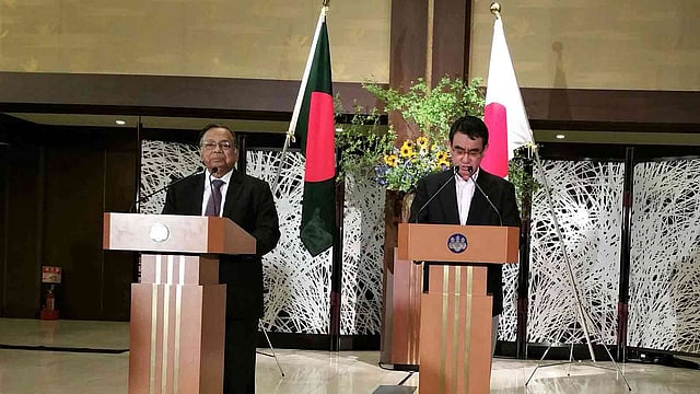 টোকিওতে সংবাদ ব্রিফিংয়ে বাংলাদেশের পররাষ্ট্রমন্ত্রী এ এইচ মাহমুদ আলী ও জাপানের পররাষ্ট্রমন্ত্রী তারো কোনো। ছবি: সংগৃহীত
