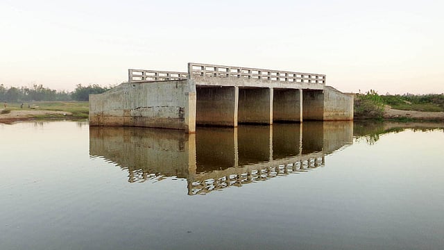 সুনামগঞ্জের তাহিরপুরের বাদাঘাট-বড়ছড়া সড়কের শান্তিপুর এলাকার সেতুটির দুই পাশে সংযোগ সড়ক নেই। সেতুটি স্থানীয়রা ব্যবহার করতে পারছে না।  সুনামগঞ্জ, সাম্প্রতিক ছবি। ছবি:  প্রথম আলো