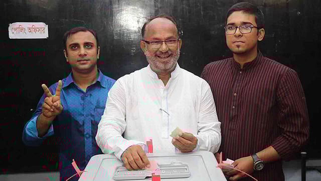 ভোট দিচ্ছেন বিএনপির মেয়র প্রার্থী নজরুল ইসলাম মঞ্জু। মিয়াপাড়া রহিমা সরকারি প্রাথমিক বিদ্যালয়, খুলনা, ১৫ মে। ছবি: সাজিদ হোসেন